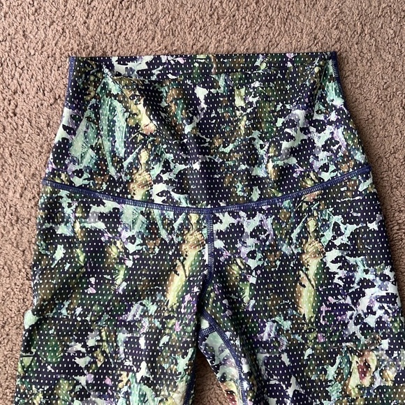 Lululemon Wunder Under Crop Full-On Luxtreme Roll Down Floral Sport White Multi - Picture 4 of 8